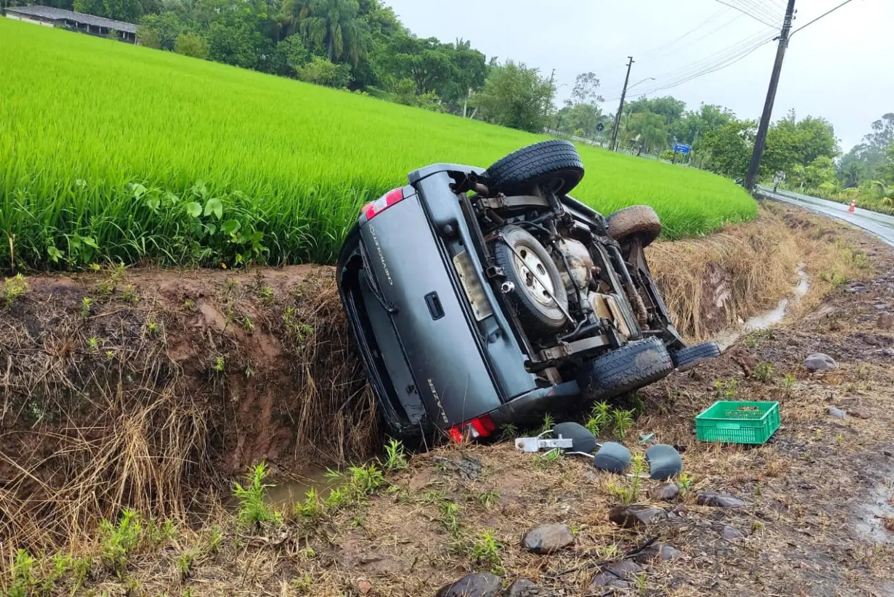 Condutora sai ilesa depois de caminhonete capotar em Nova Veneza