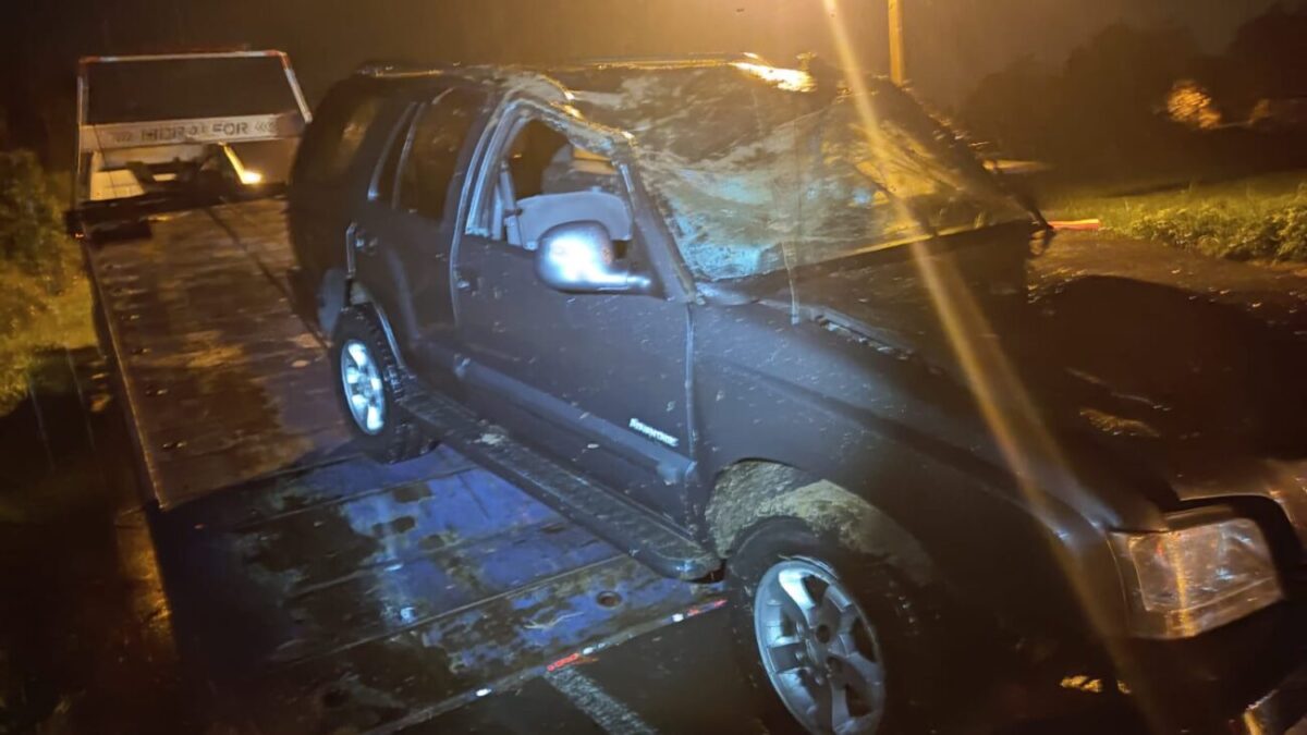 Condutora sai ilesa depois de caminhonete capotar em Nova Veneza 7 Condutora sai ilesa depois de caminhonete capotar em Nova Veneza