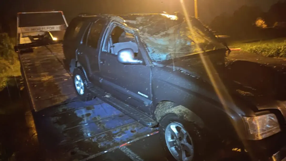Condutora sai ilesa depois de caminhonete capotar em Nova Veneza