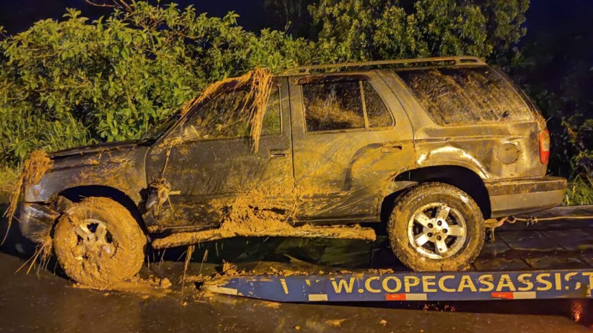 Condutora sai ilesa depois de caminhonete capotar em Nova Veneza 5 Condutora sai ilesa depois de caminhonete capotar em Nova Veneza