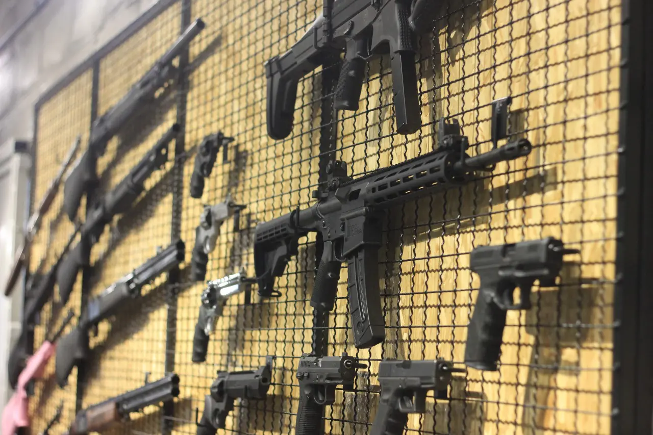 Revogação do decreto de armas provoca riscos à segurança no comércio e favorecimento a criminosos, apontam especialistas