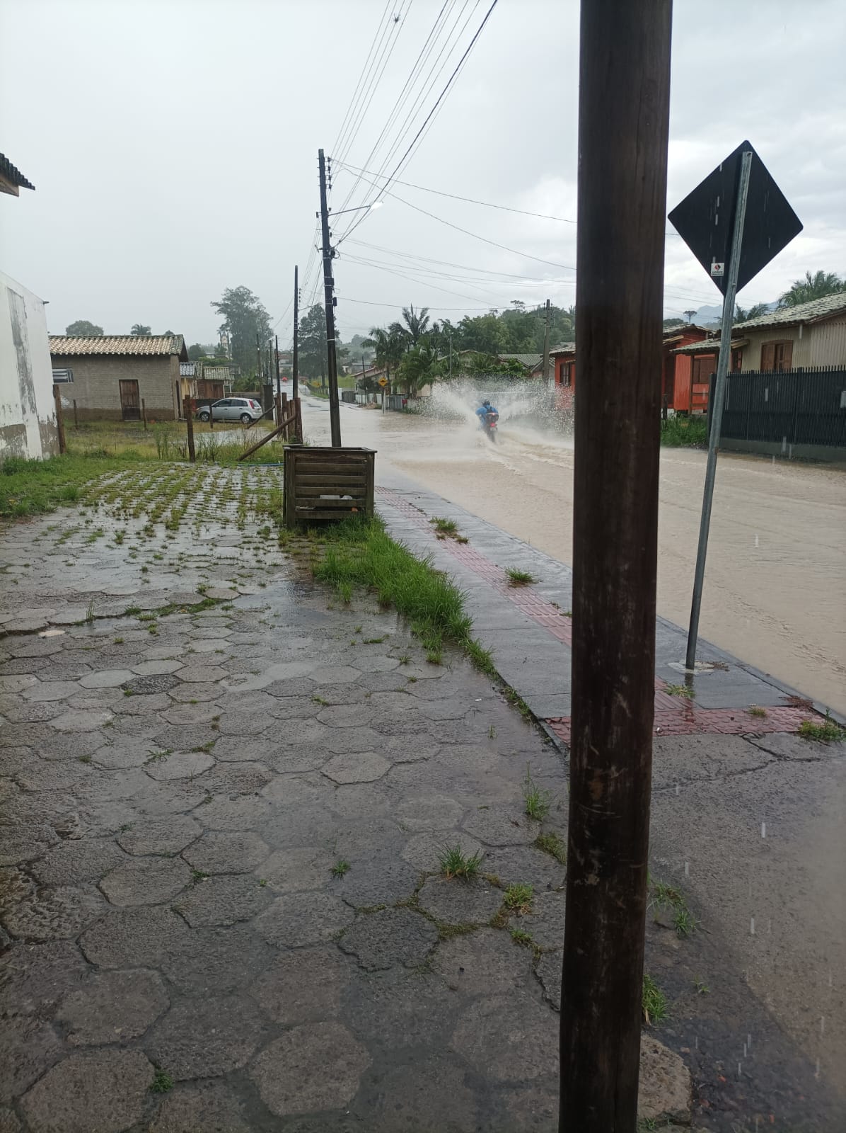 Alagamentos: moradores e comerciantes sofrem com o problema em diferentes pontos de Nova Veneza 1 Alagamentos: moradores e comerciantes sofrem com o problema em diferentes pontos de Nova Veneza