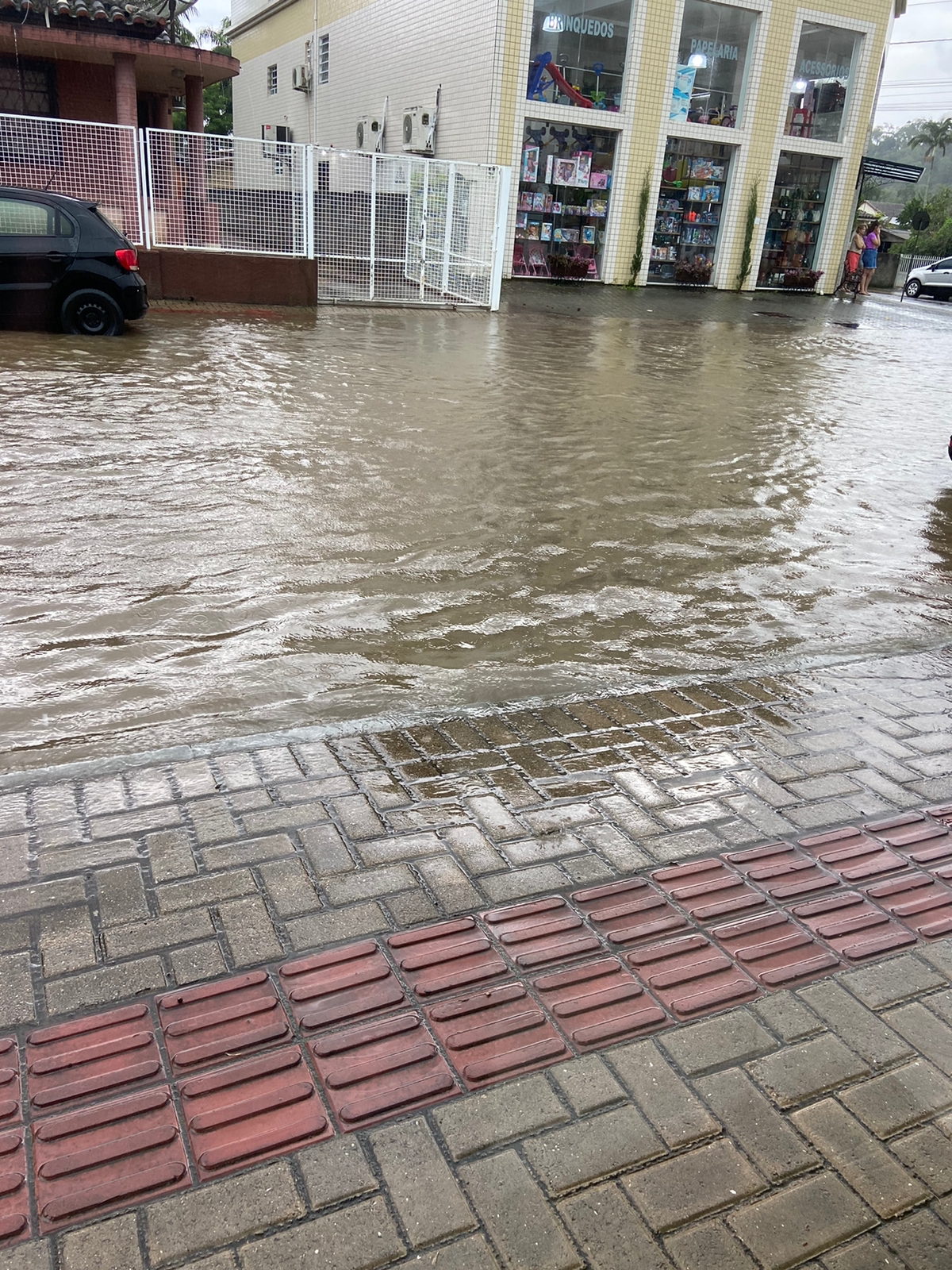 Alagamentos: moradores e comerciantes sofrem com o problema em diferentes pontos de Nova Veneza 3 Alagamentos: moradores e comerciantes sofrem com o problema em diferentes pontos de Nova Veneza