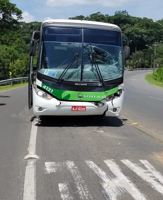 Ônibus colide na traseira de caminhão em Nova Veneza