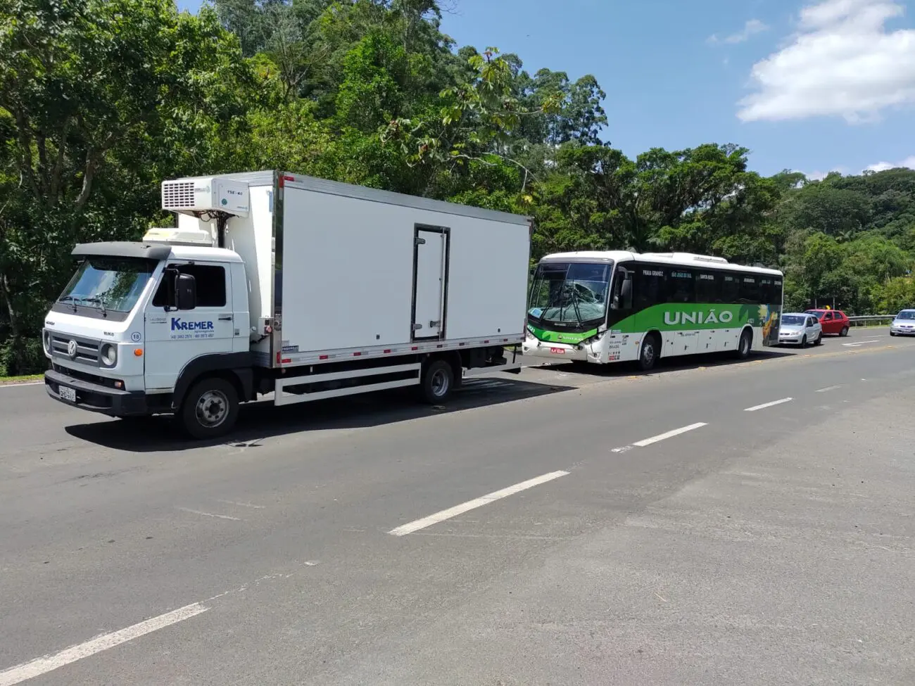 Ônibus colide na traseira de caminhão em Nova Veneza