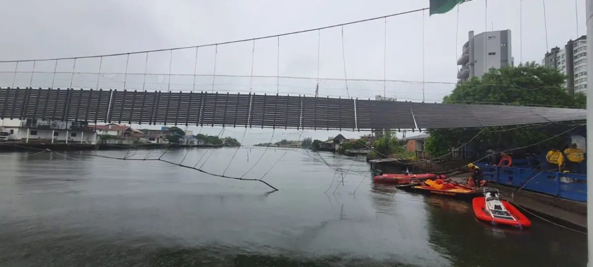 Queda de ponte entre SC e RS em Passo de Torres: Bombeiros Militares suspendem buscas no Rio Mampituba por conta do anoitecer