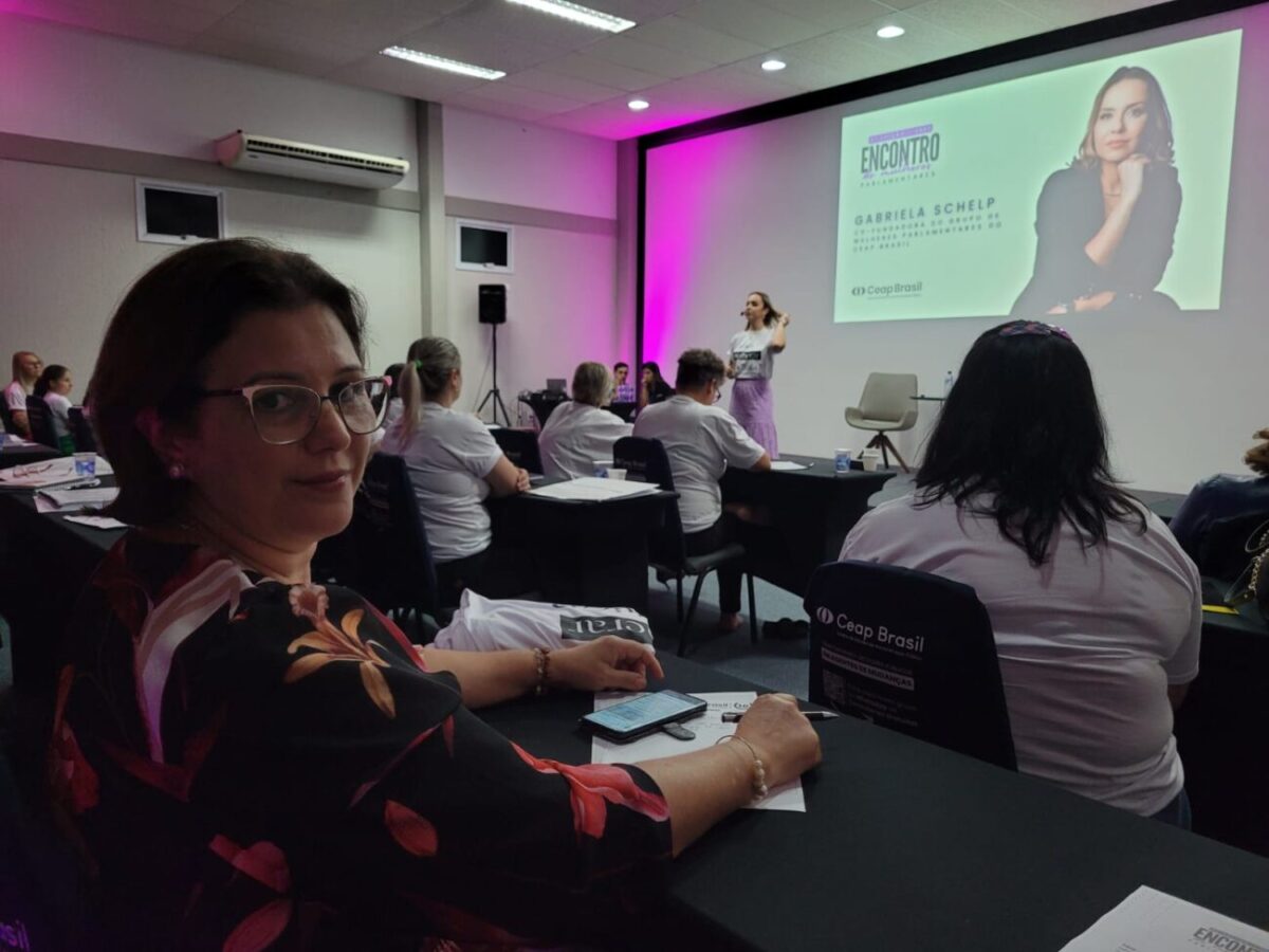 Vereadora participa de encontro de mulheres parlamentares de SC 1 Vereadora participa de encontro de mulheres parlamentares de SC