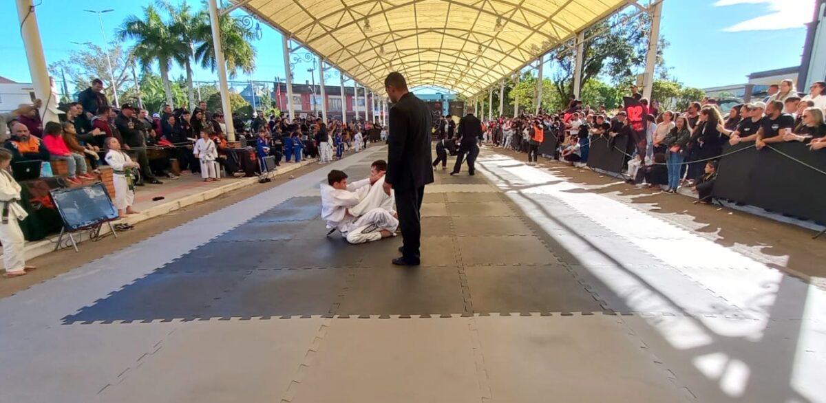 Atletas de Jiu-Jitsu de Nova Veneza brilham no campeonato regional e conquistam medalhas de ouro