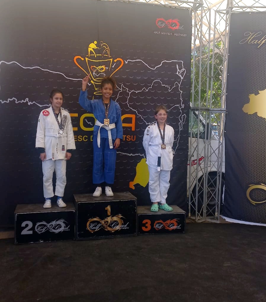 Atletas de Jiu-Jitsu de Nova Veneza brilham no campeonato regional e conquistam medalhas de ouro