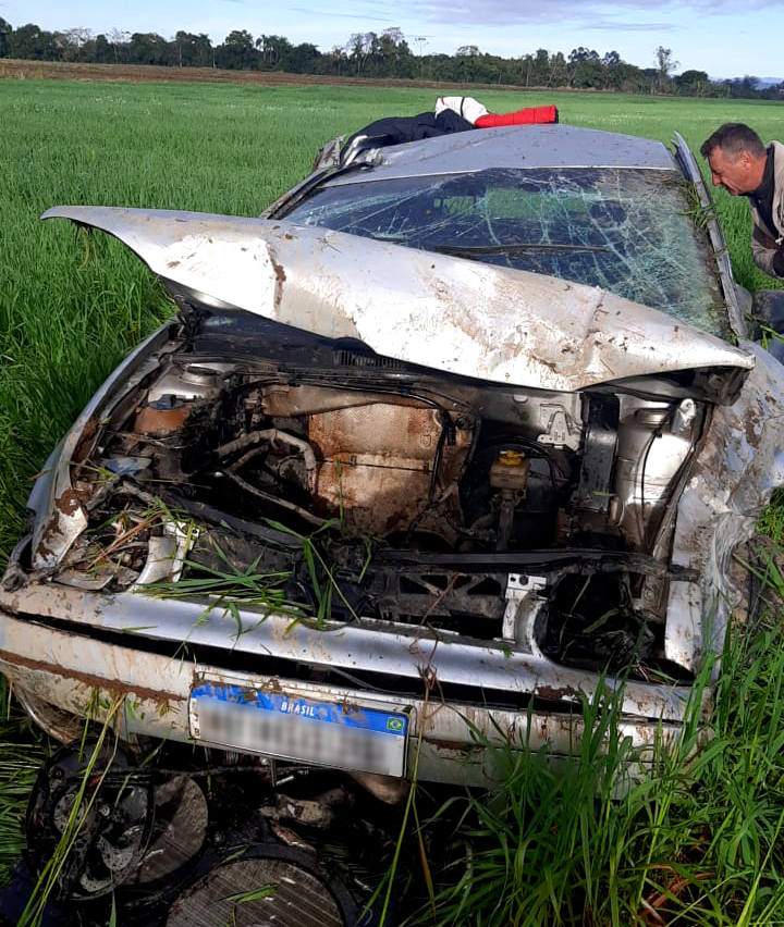 Motorista fica ferido após veículo capotar várias vezes em Nova Veneza