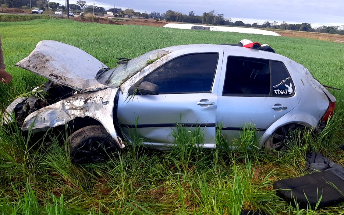 Motorista fica ferido após veículo capotar várias vezes em Nova Veneza