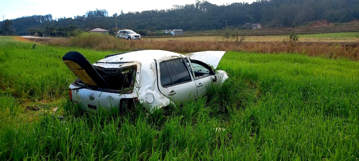 Motorista fica ferido após veículo capotar várias vezes em Nova Veneza