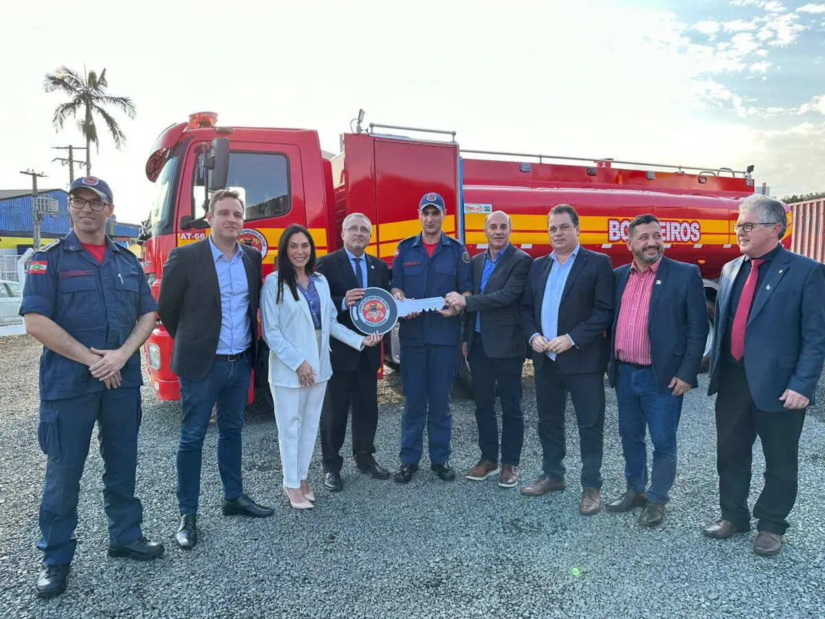 CBMSC no Sul conta com novo caminhão de combate a incêndio e entrega títulos de Amigo do Bombeiro
