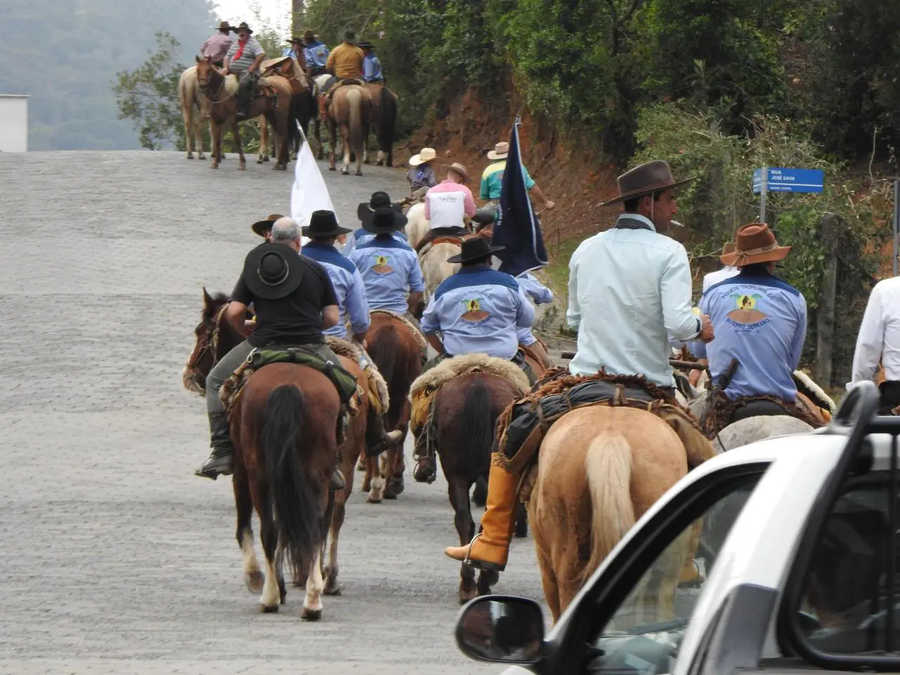 Tropeiros de Urubici descem a serra pelo Caminho dos Tropeiros até Nova Veneza