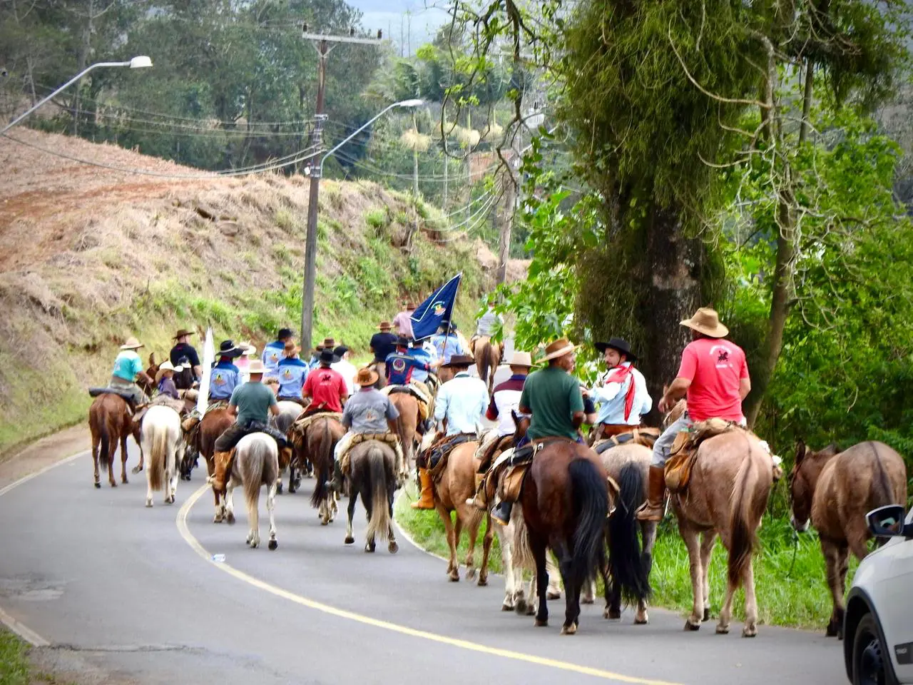 Tropeiros de Urubici descem a serra pelo Caminho dos Tropeiros até Nova Veneza