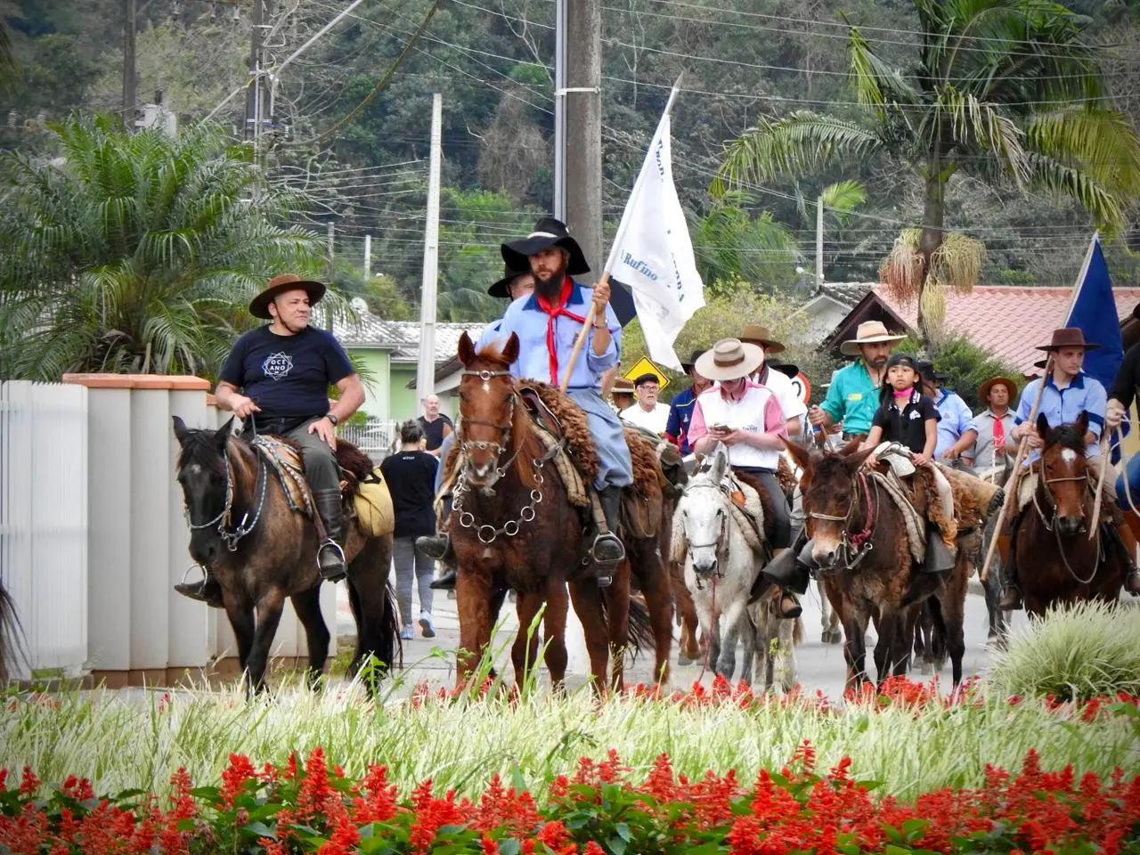 Tropeiros de Urubici descem a serra pelo Caminho dos Tropeiros até Nova Veneza