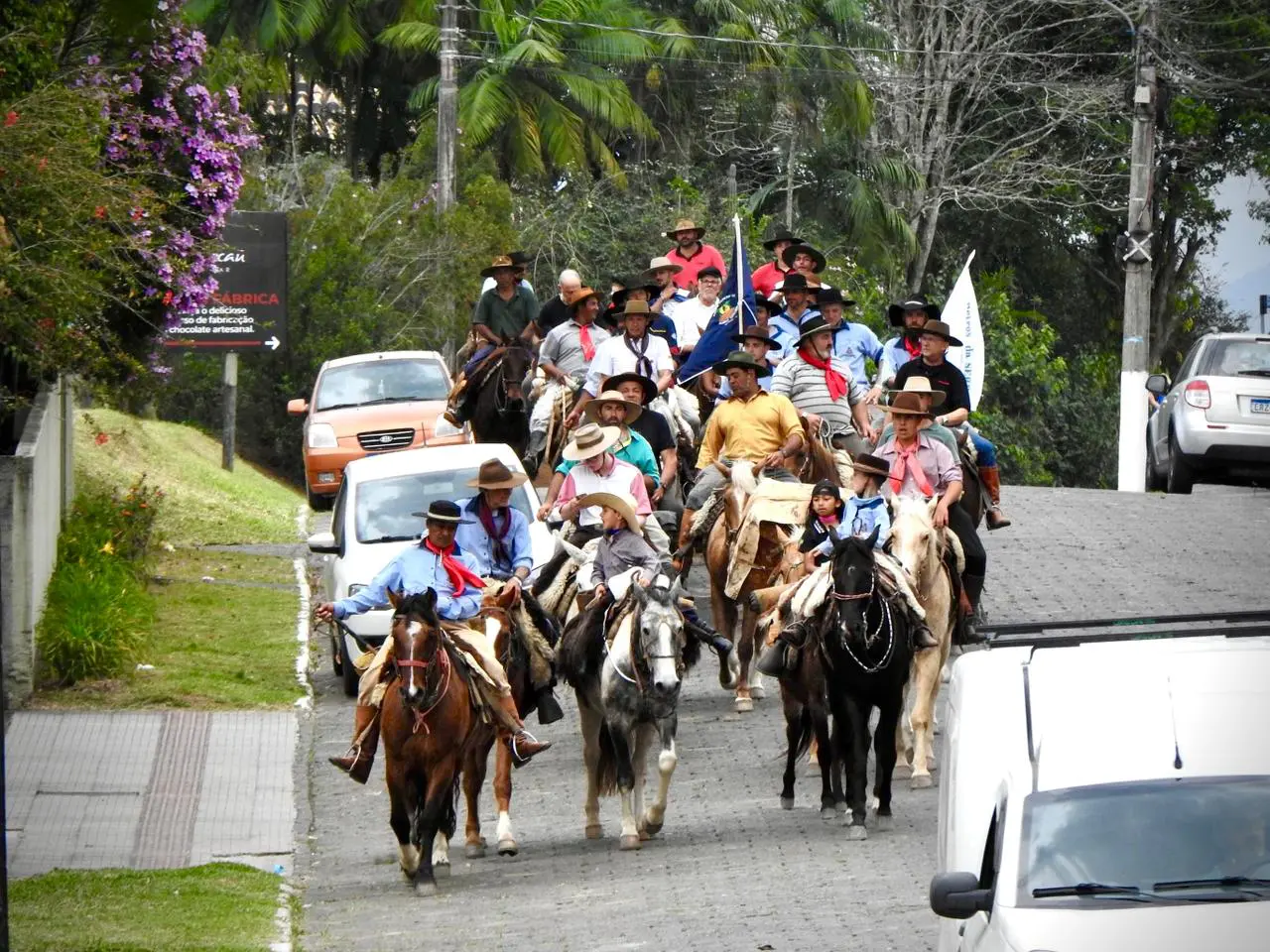 Tropeiros de Urubici descem a serra pelo Caminho dos Tropeiros até Nova Veneza