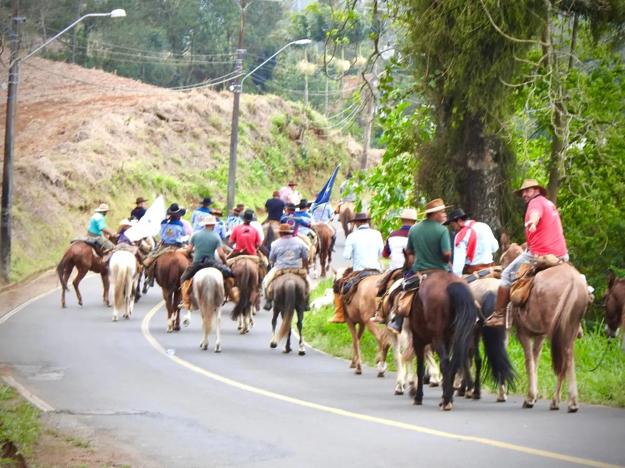 Tropeiros de Urubici descem a serra pelo Caminho dos Tropeiros até Nova Veneza