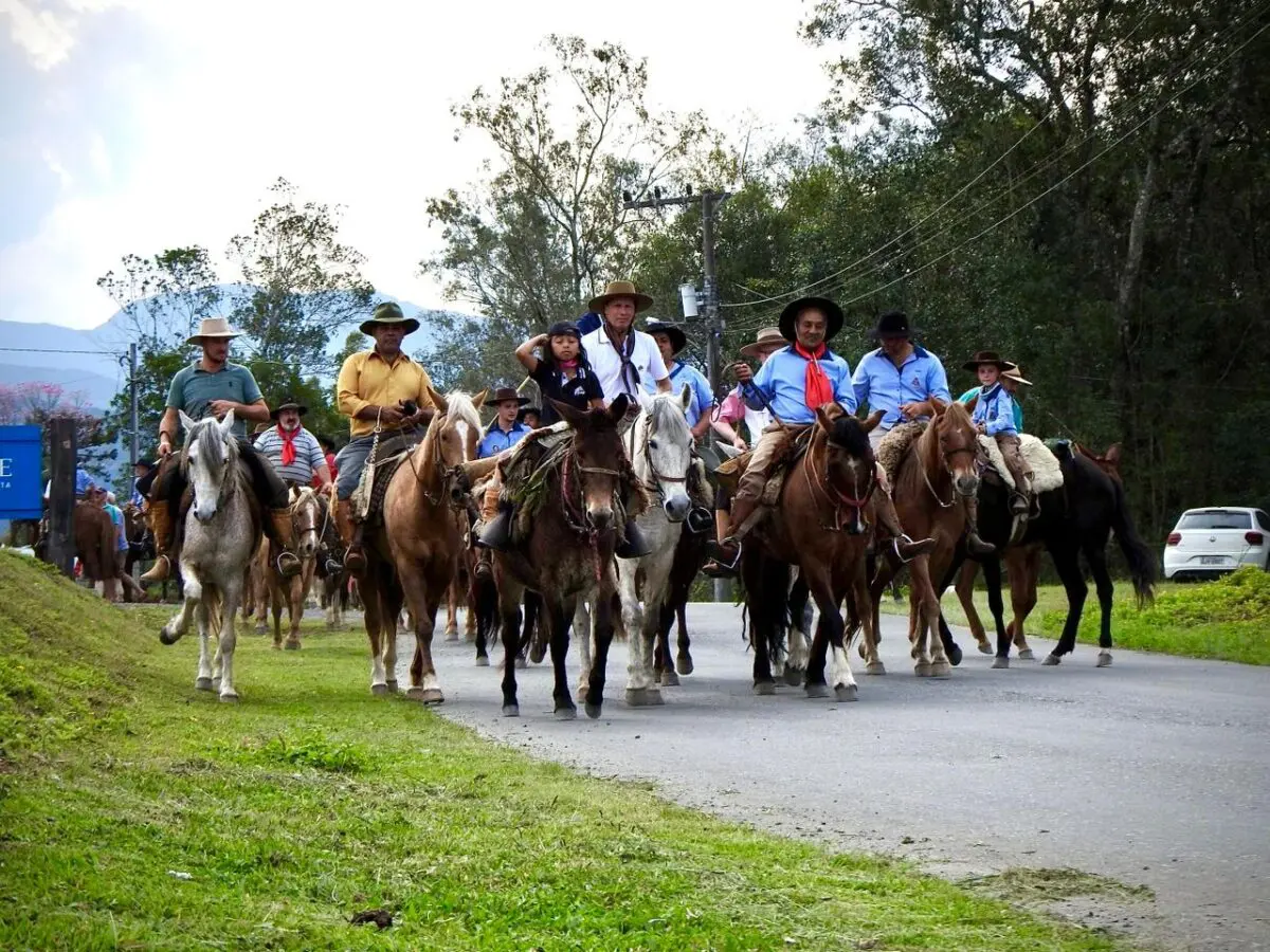 Tropeiros de Urubici descem a serra pelo Caminho dos Tropeiros até Nova Veneza