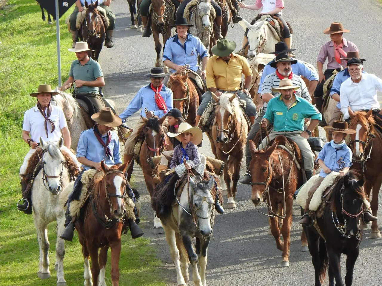 Tropeiros de Urubici descem a serra pelo Caminho dos Tropeiros até Nova Veneza