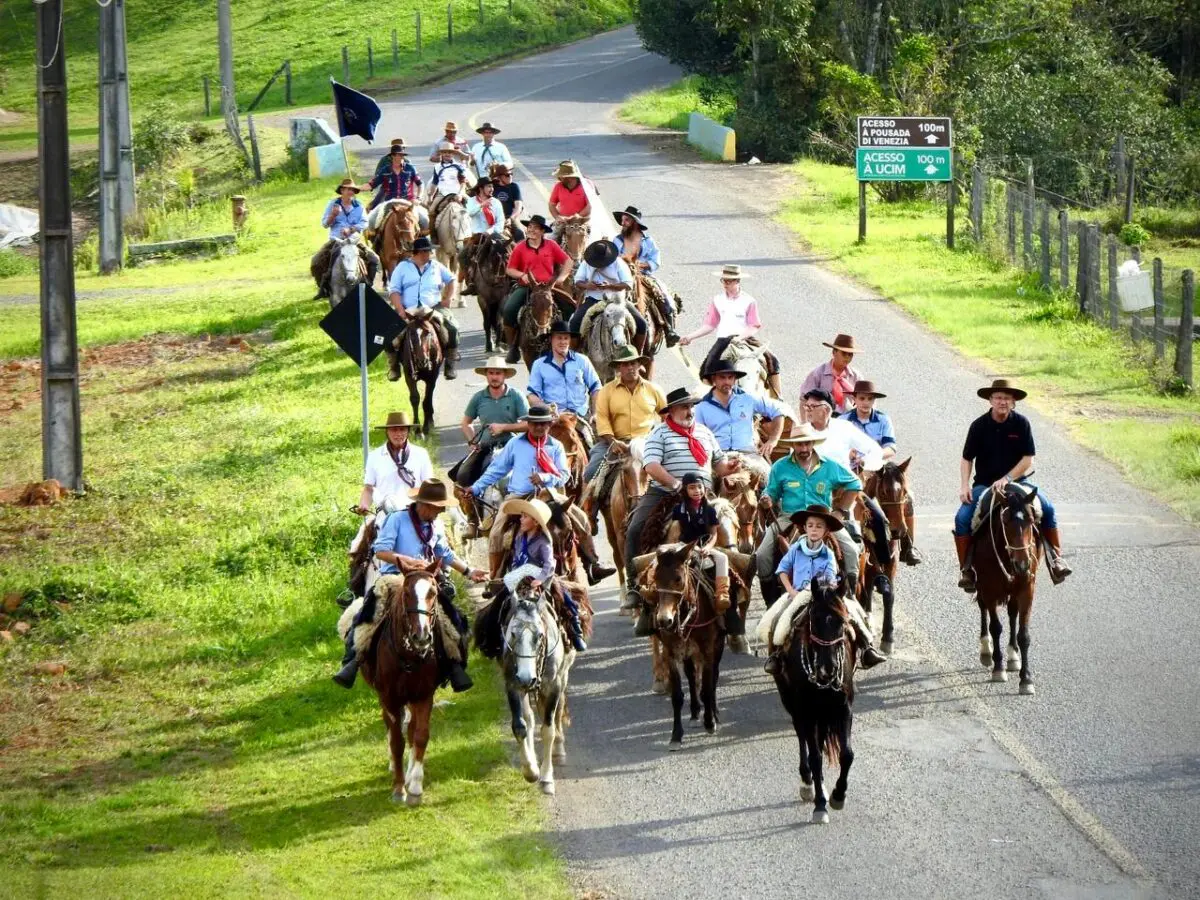 Tropeiros de Urubici descem a serra pelo Caminho dos Tropeiros até Nova Veneza