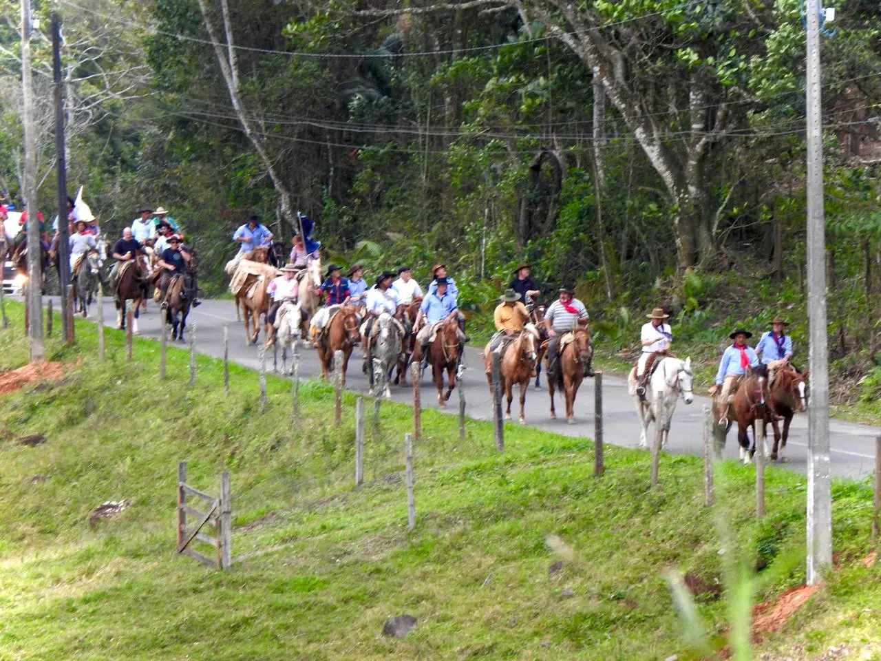 Tropeiros de Urubici descem a serra pelo Caminho dos Tropeiros até Nova Veneza