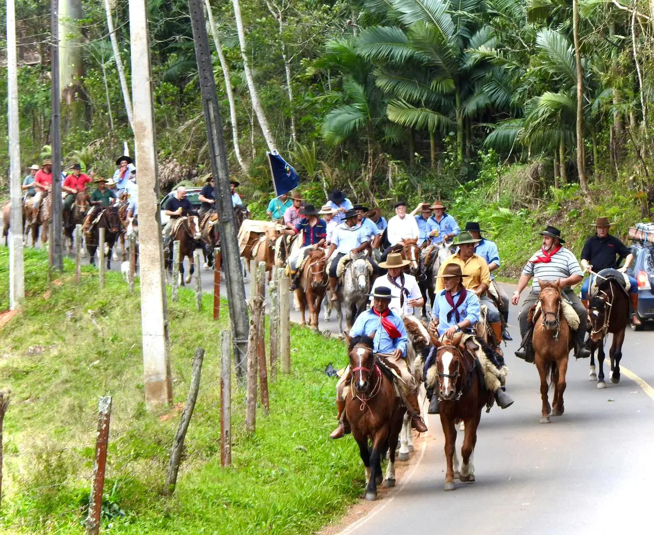 Tropeiros de Urubici descem a serra pelo Caminho dos Tropeiros até Nova Veneza