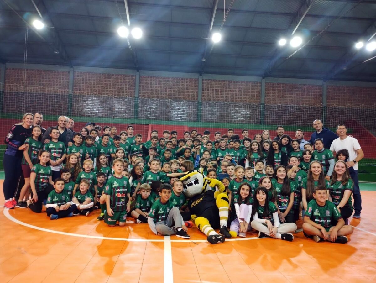 Com a presença de craques, noite é marcada pela alegria na entrega de uniformes das escolinhas do São Bento Baixo EC 10 Com a presença de craques, noite é marcada pela alegria na entrega de uniformes das escolinhas do São Bento Baixo EC
