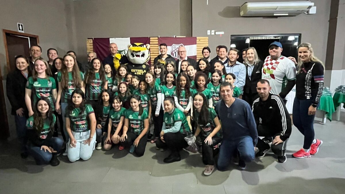 Com a presença de craques, noite é marcada pela alegria na entrega de uniformes das escolinhas do São Bento Baixo EC 11 Com a presença de craques, noite é marcada pela alegria na entrega de uniformes das escolinhas do São Bento Baixo EC