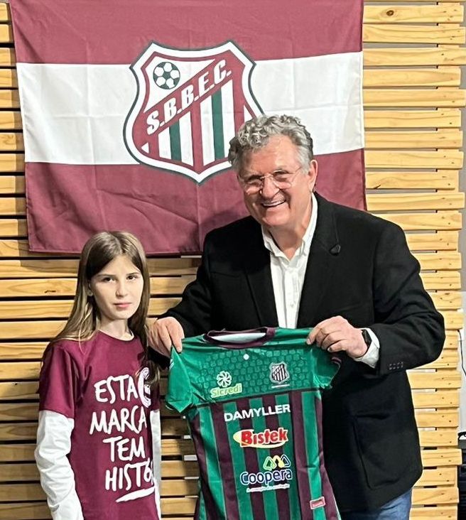 Com a presença de craques, noite é marcada pela alegria na entrega de uniformes das escolinhas do São Bento Baixo EC 13 Com a presença de craques, noite é marcada pela alegria na entrega de uniformes das escolinhas do São Bento Baixo EC