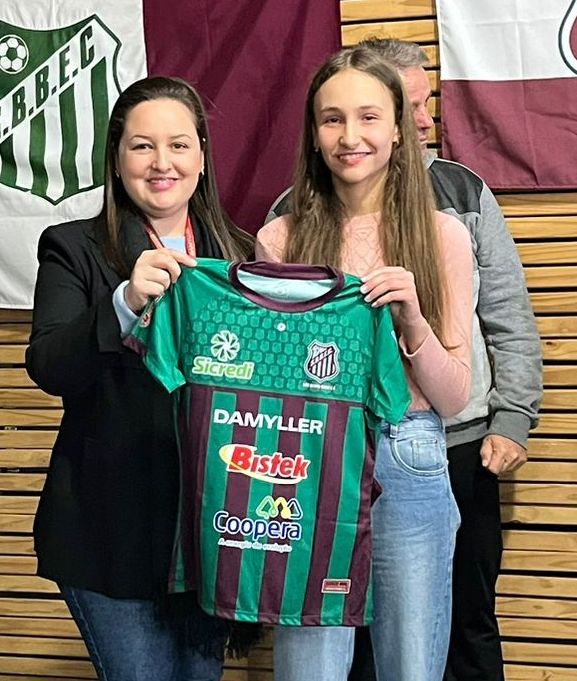 Com a presença de craques, noite é marcada pela alegria na entrega de uniformes das escolinhas do São Bento Baixo EC 14 Com a presença de craques, noite é marcada pela alegria na entrega de uniformes das escolinhas do São Bento Baixo EC