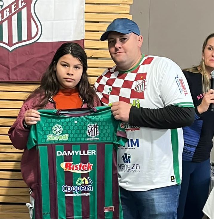 Com a presença de craques, noite é marcada pela alegria na entrega de uniformes das escolinhas do São Bento Baixo EC 15 Com a presença de craques, noite é marcada pela alegria na entrega de uniformes das escolinhas do São Bento Baixo EC