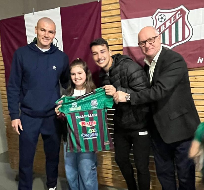 Com a presença de craques, noite é marcada pela alegria na entrega de uniformes das escolinhas do São Bento Baixo EC 16 Com a presença de craques, noite é marcada pela alegria na entrega de uniformes das escolinhas do São Bento Baixo EC