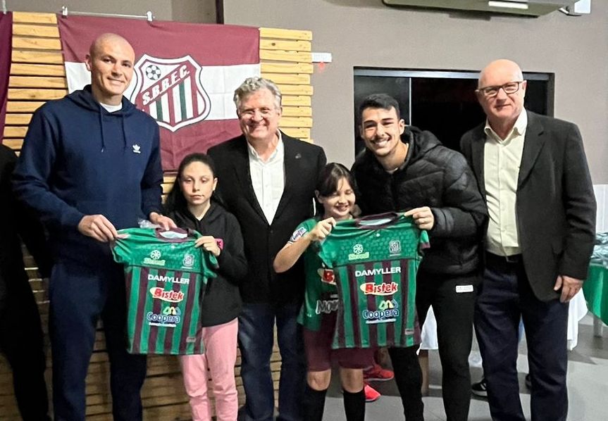 Com a presença de craques, noite é marcada pela alegria na entrega de uniformes das escolinhas do São Bento Baixo EC 17 Com a presença de craques, noite é marcada pela alegria na entrega de uniformes das escolinhas do São Bento Baixo EC
