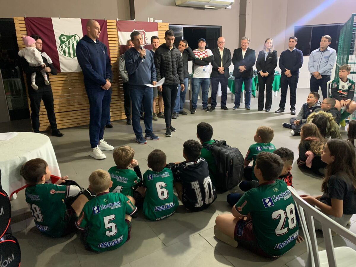 Com a presença de craques, noite é marcada pela alegria na entrega de uniformes das escolinhas do São Bento Baixo EC 21 Com a presença de craques, noite é marcada pela alegria na entrega de uniformes das escolinhas do São Bento Baixo EC