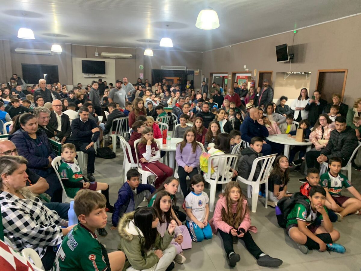 Com a presença de craques, noite é marcada pela alegria na entrega de uniformes das escolinhas do São Bento Baixo EC 20 Com a presença de craques, noite é marcada pela alegria na entrega de uniformes das escolinhas do São Bento Baixo EC