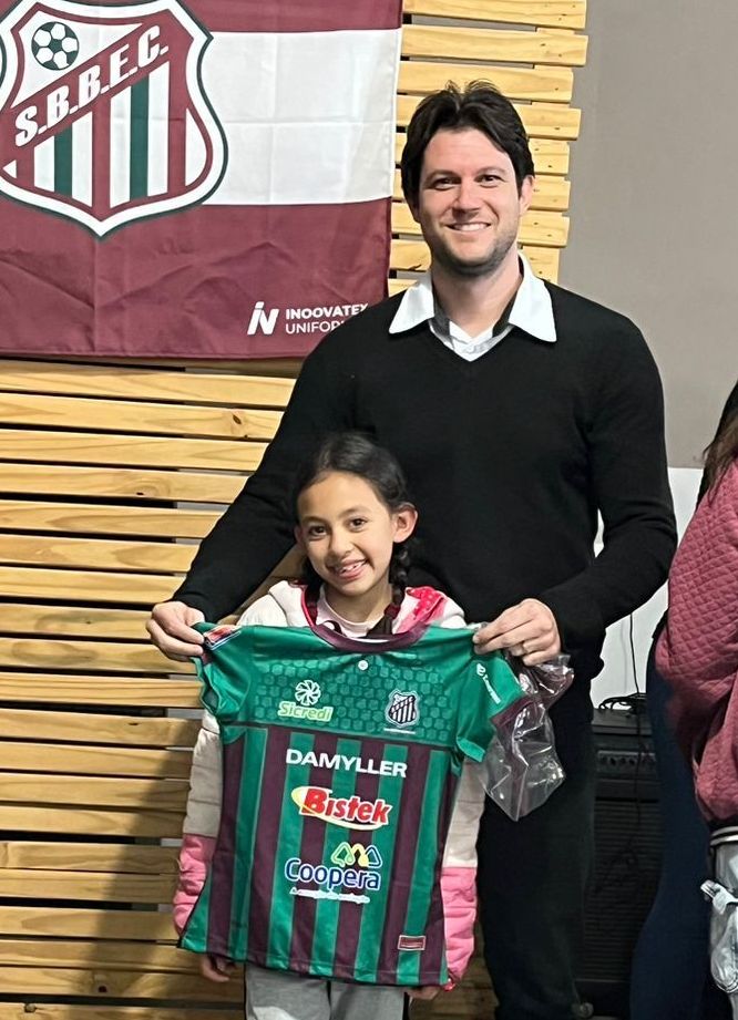 Com a presença de craques, noite é marcada pela alegria na entrega de uniformes das escolinhas do São Bento Baixo EC 2 Com a presença de craques, noite é marcada pela alegria na entrega de uniformes das escolinhas do São Bento Baixo EC