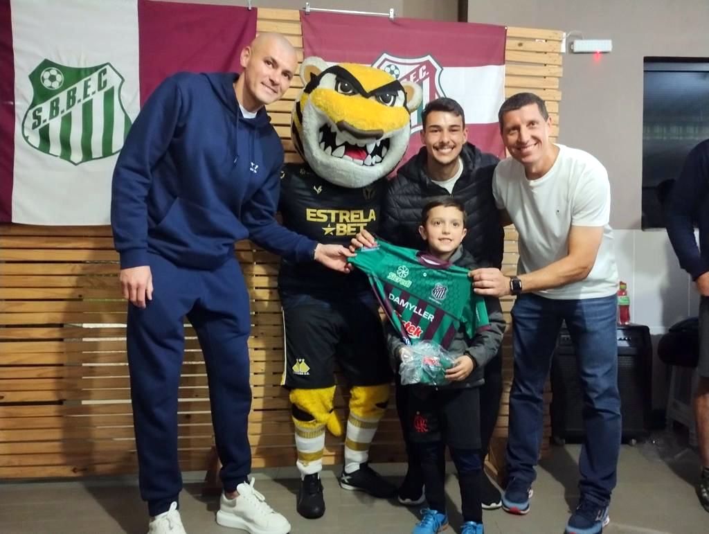 Com a presença de craques, noite é marcada pela alegria na entrega de uniformes das escolinhas do São Bento Baixo EC 3 Com a presença de craques, noite é marcada pela alegria na entrega de uniformes das escolinhas do São Bento Baixo EC