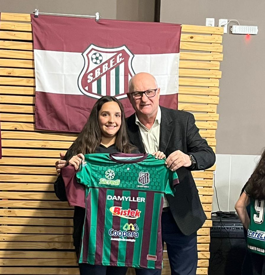 Com a presença de craques, noite é marcada pela alegria na entrega de uniformes das escolinhas do São Bento Baixo EC 7 Com a presença de craques, noite é marcada pela alegria na entrega de uniformes das escolinhas do São Bento Baixo EC