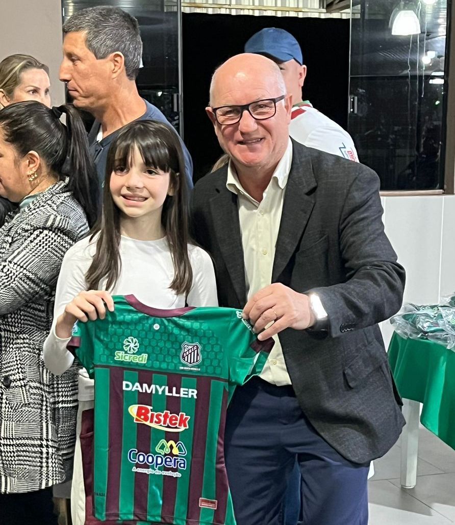 Com a presença de craques, noite é marcada pela alegria na entrega de uniformes das escolinhas do São Bento Baixo EC 9 Com a presença de craques, noite é marcada pela alegria na entrega de uniformes das escolinhas do São Bento Baixo EC