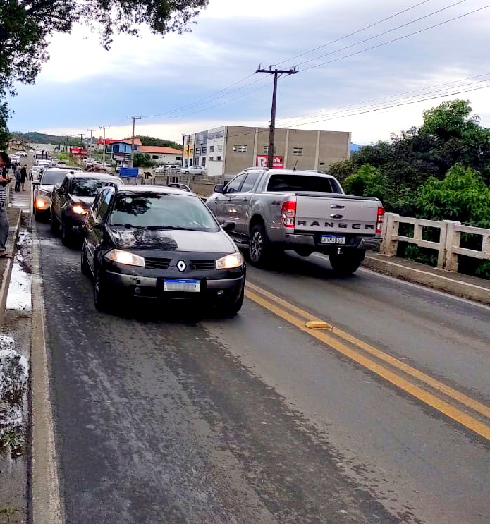 Motociclista foge de abordagem da PM no Caravaggio, mas é detido após bater em carro no Rio Maina