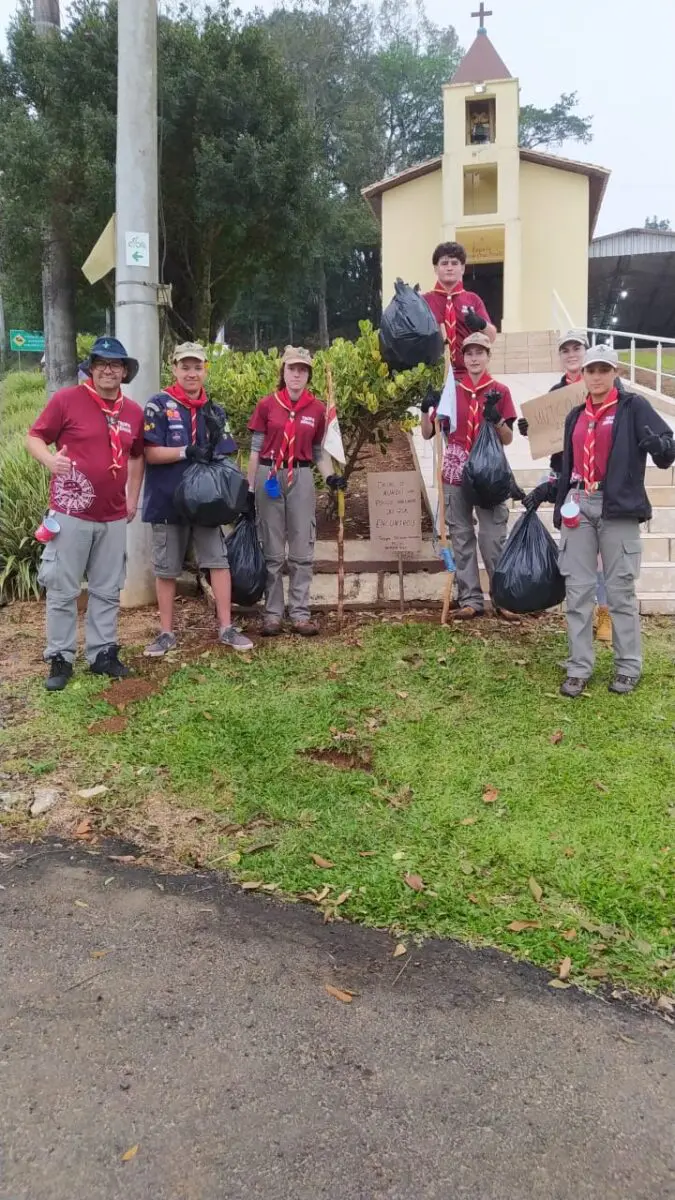 Grupo Escoteiro promove Trilha Consciente e recolhe lixo de rodovias