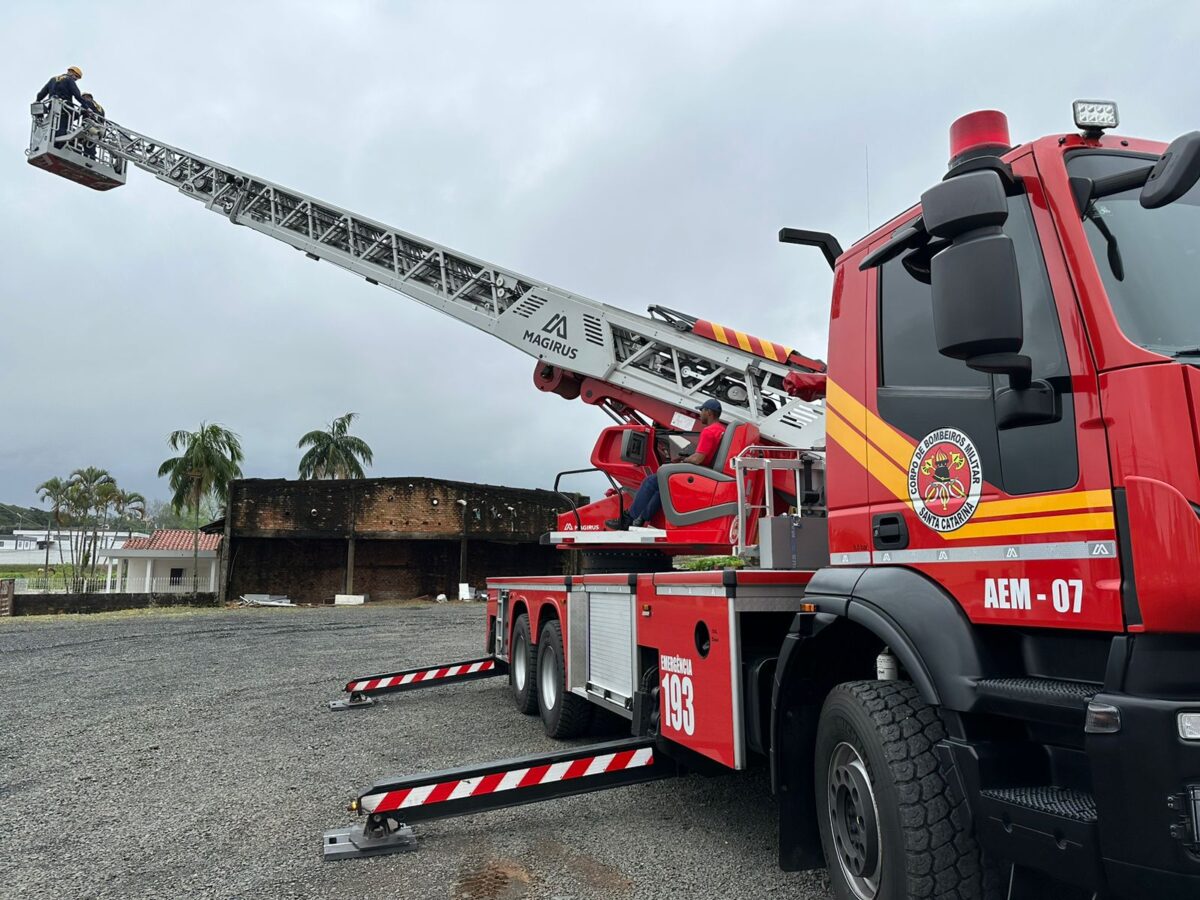 Equipamento tem alcance de 55 metros e capacidade de 300 quilos 6 Equipamento tem alcance de 55 metros e capacidade de 300 quilos