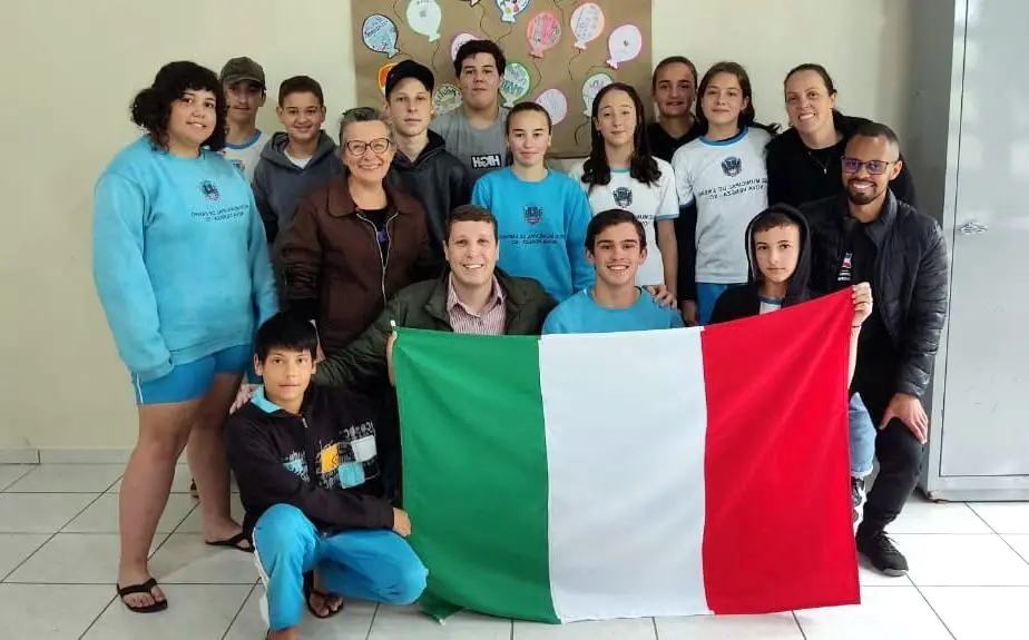 Aroldo Frigo Jr. festeggia l'arrivo della settimana della lingua italiana nelle scuole comunali di Nova Venezia