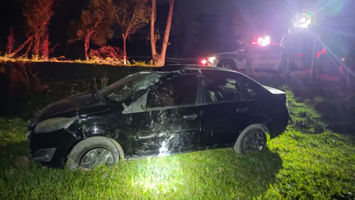 Carro capota após sair da estrada em Nova Veneza 2 Carro capota após sair da estrada em Nova Veneza