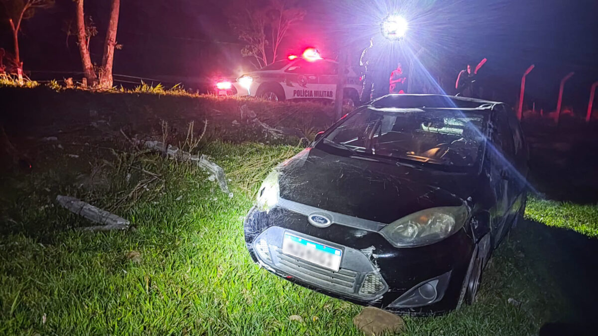 Carro capota após sair da estrada em Nova Veneza 3 Carro capota após sair da estrada em Nova Veneza