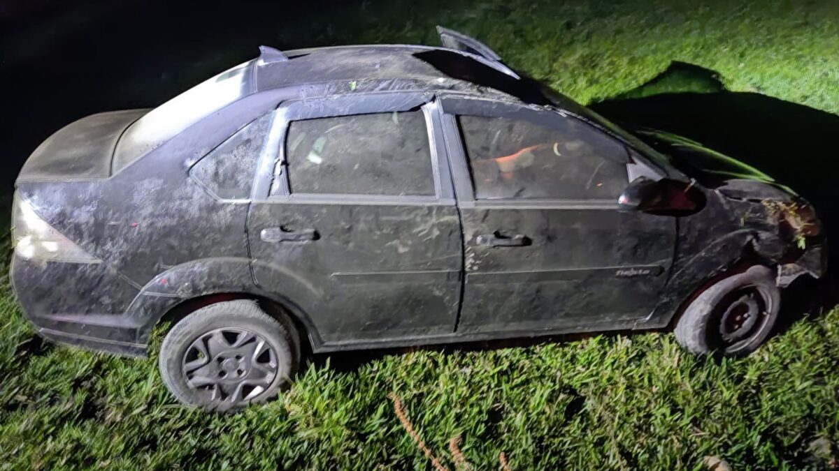Carro capota após sair da estrada em Nova Veneza 1 Carro capota após sair da estrada em Nova Veneza