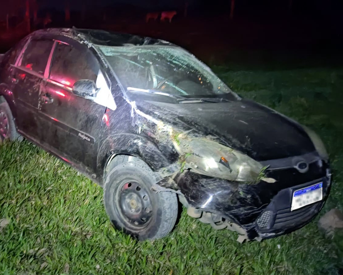 Carro capota após sair da estrada em Nova Veneza