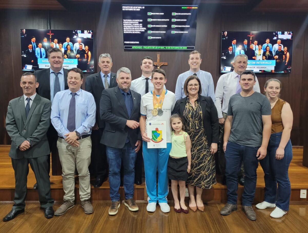 Atleta e educadoras recebem homenagem na Câmara de Vereadores