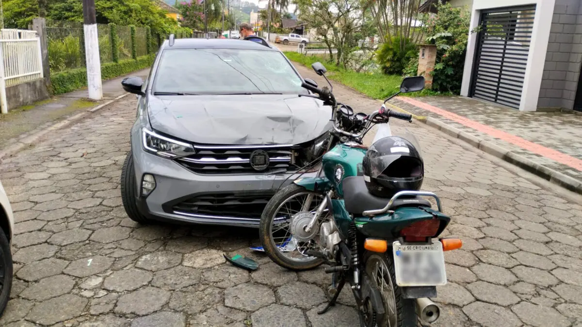 Motociclista fica ferido após bater de frente com carro em Nova Veneza